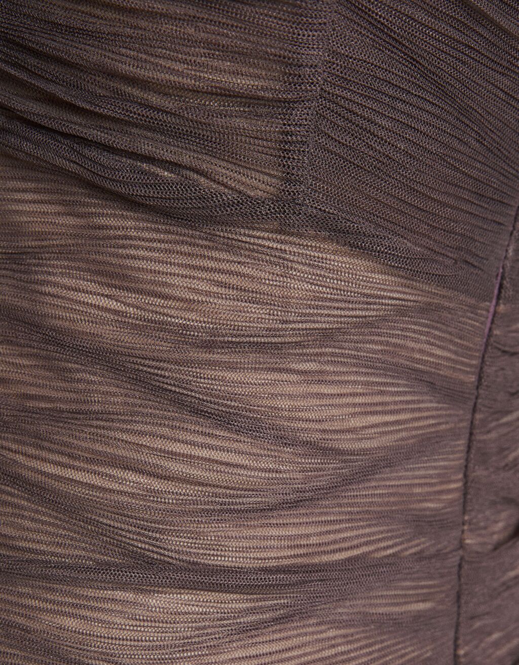 Vestido curto de tule contrastante com pregas e alças.