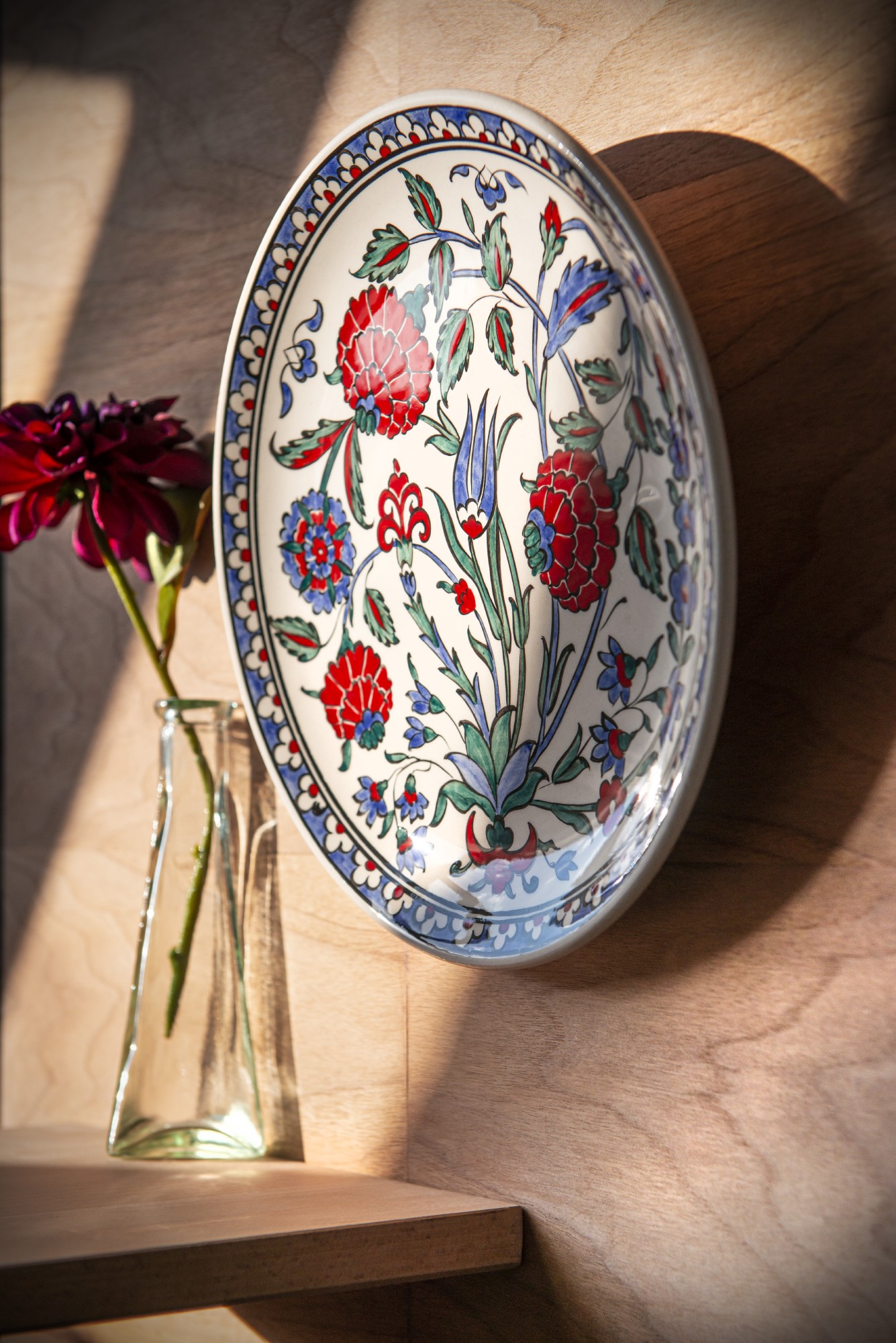 Wandteller 'Blaue Nelke', handbemalt, Ø 27 cm, H 3 cm von fischer's lagerhaus