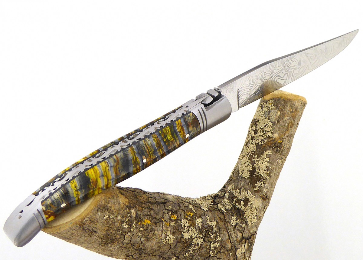Couteau Laguiole avec un manche en Molaire de Mammouth teintée doré