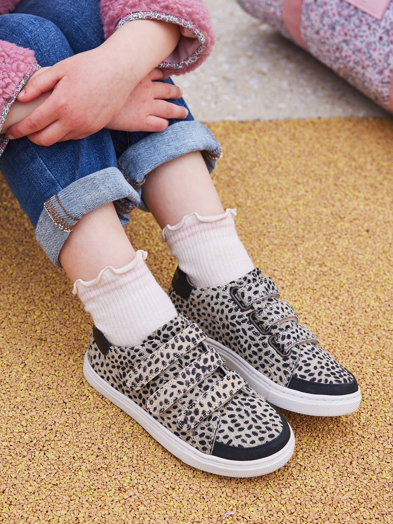 Tênis infantil bege estampado em couro sintético com fecho de velcro.