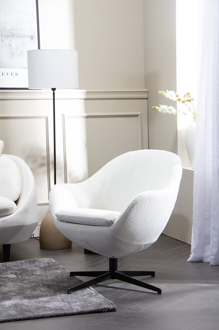 Orion hvilestol I tekstil Alfa Ivory med sving og sort understell.