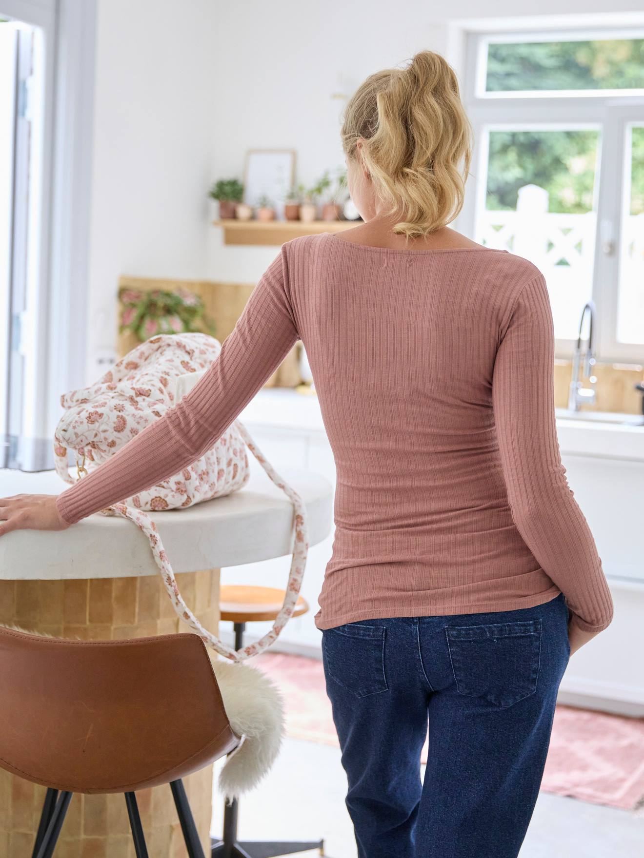 Camiseta de maternidade e amamentação rosa claro com efeito cruzado