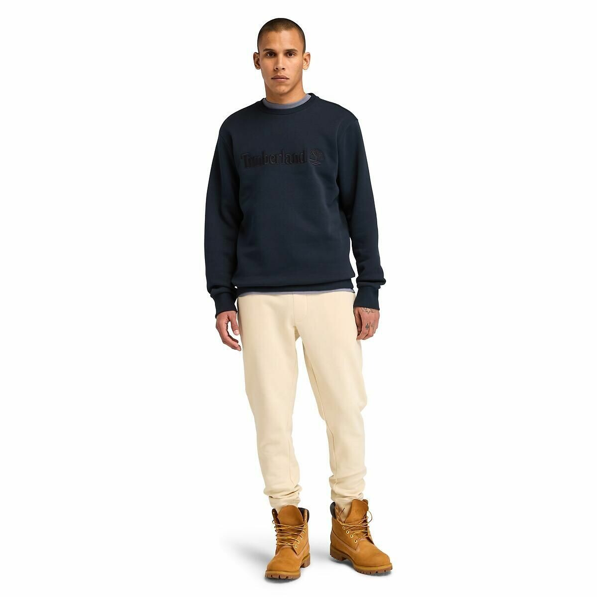 Suéter Timberland com gola redonda e logotipo bordado tom sobre tom.