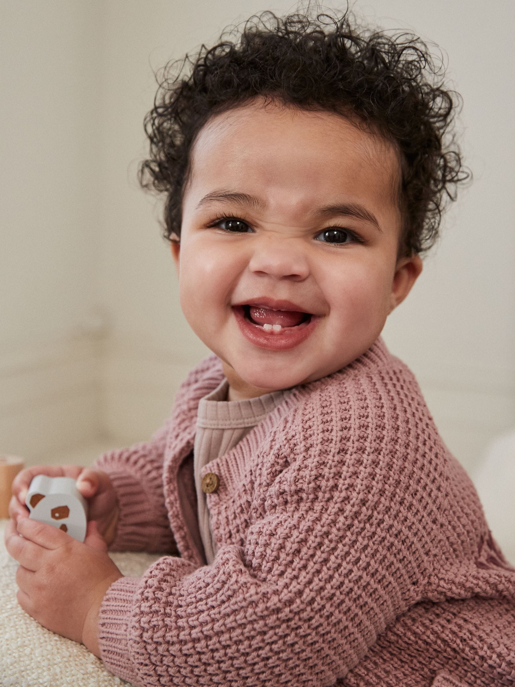 Roze - Gebreid babyvestje met geborduurde slogan op de rug (0mnd-2jr)