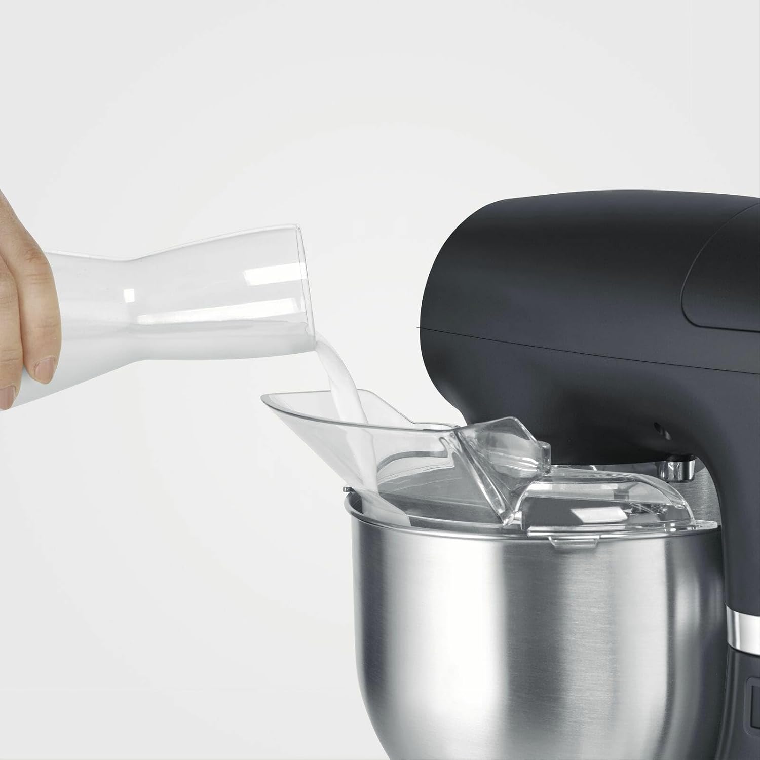 SEVERIN Robot de cuisine avec balance intégrée, robot ptissier pour 3 kg de pte ou 5,5 L, robot ménager robuste avec crochet à pétrir, batteur plat et fouet, 1 000 W, noir, KM 3898