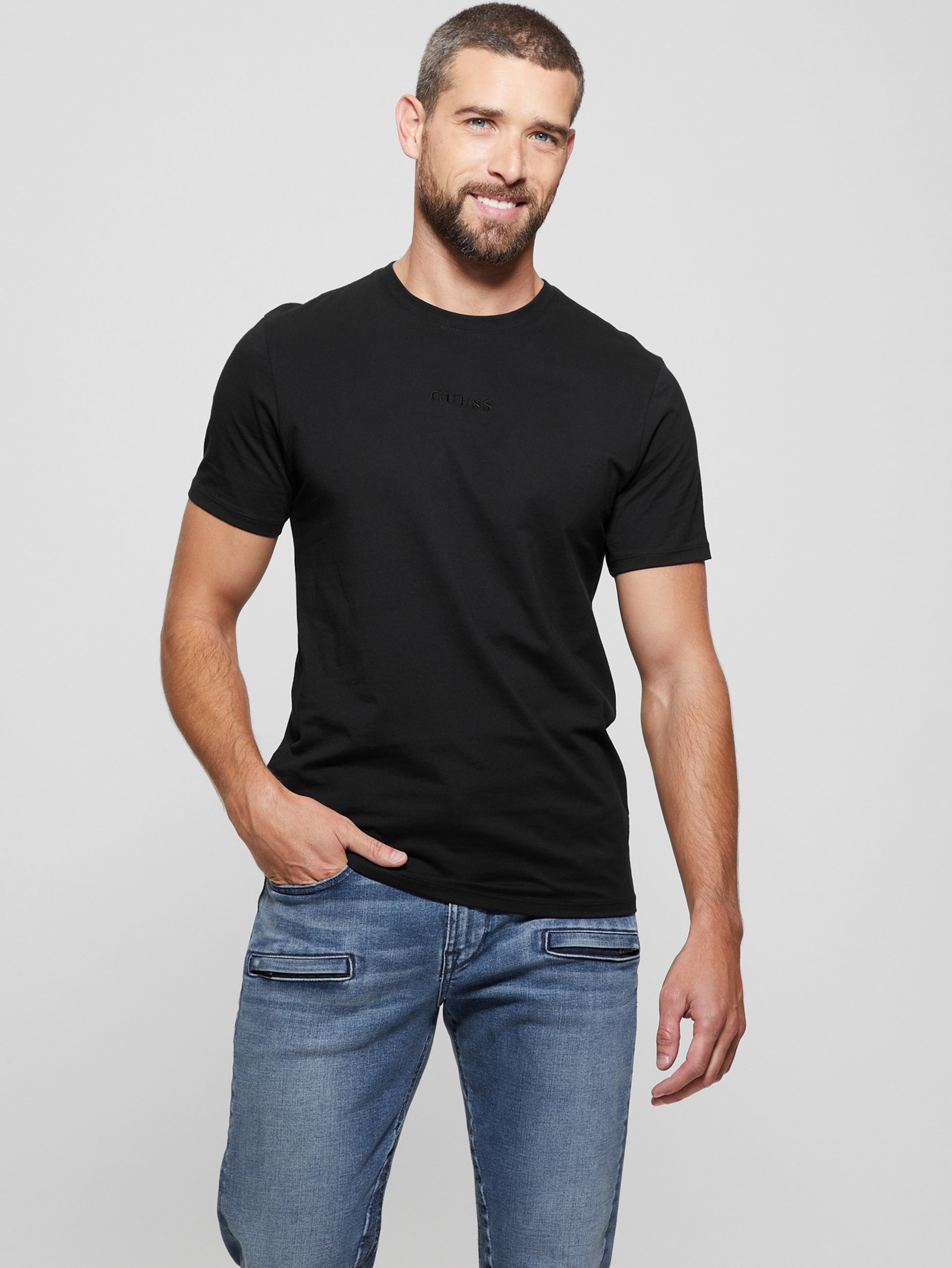Camiseta com assinatura bordada