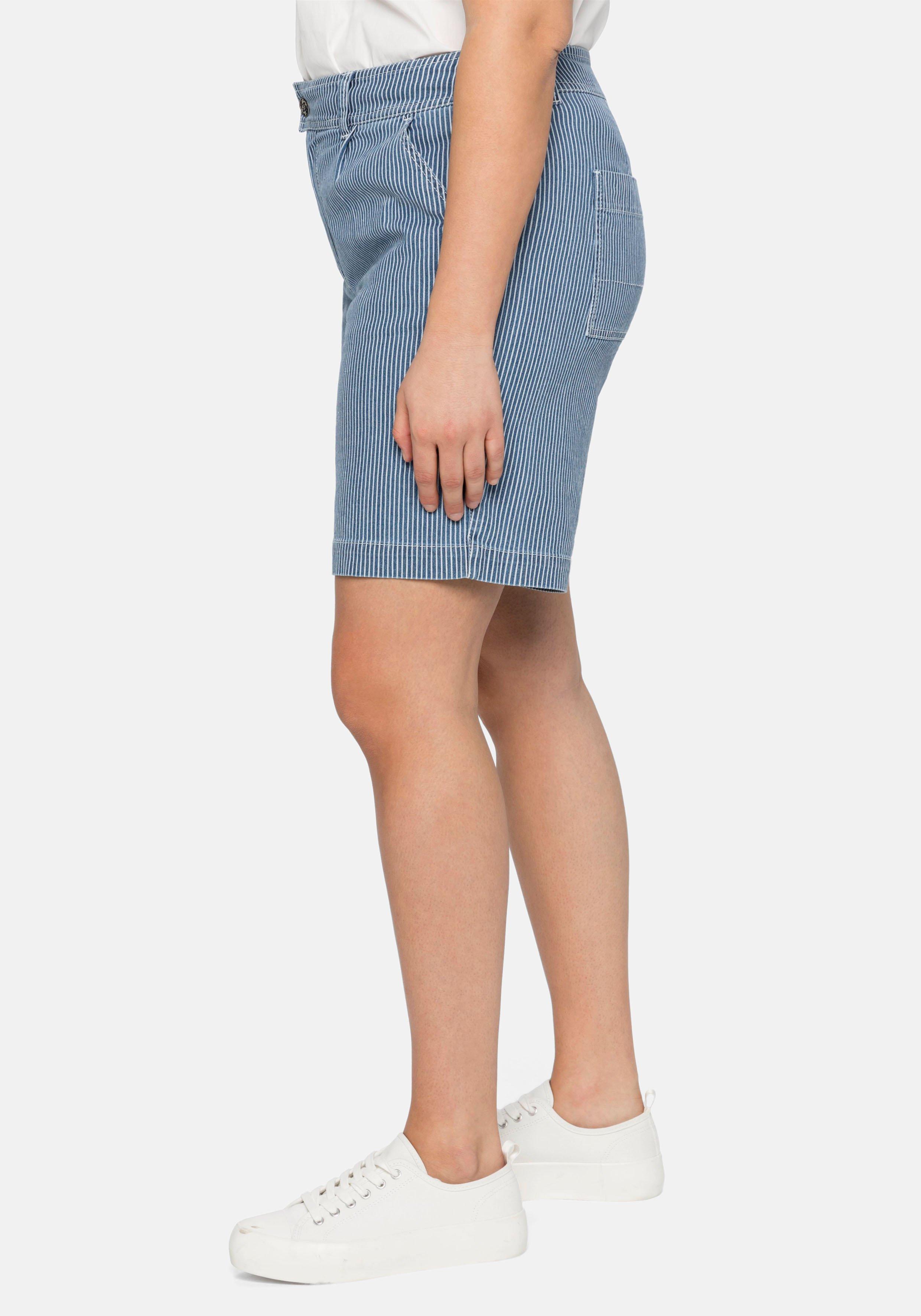 Bermuda-Jeans mit Alloverstreifen und Saumaufschlag