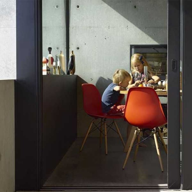 Vitra Eames DSW stoel met essen onderstel, Pebble