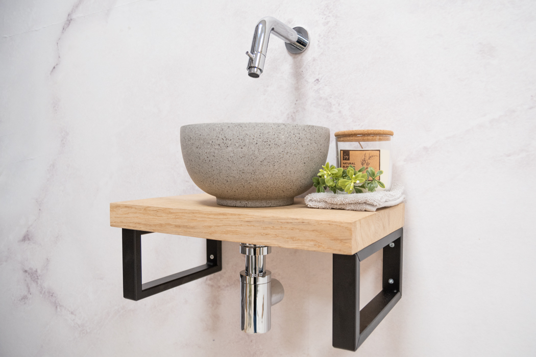 Saniclear Baru fonteinset met eiken plank, grijze terrazzo waskom en chromen kraan voor in het toilet