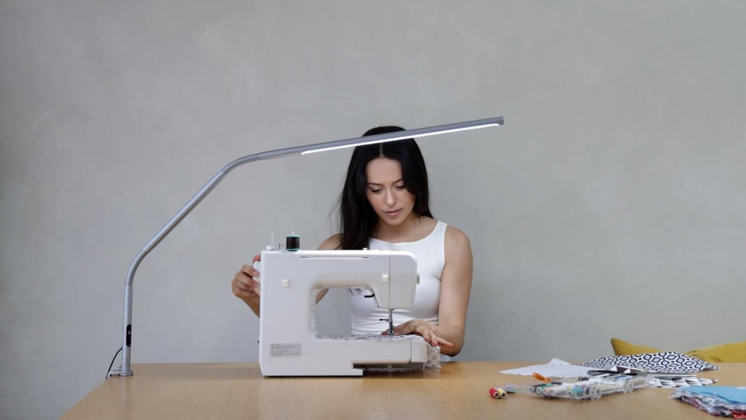 Slimline 4™ LED-Tischleuchte in Eisgrau – 6.000 K Tageslicht, 3.200 Lux, 4 Helligkeitsstufen, USB-C-Ladeanschluss, Blendschutz-Diffusor, flexibles Design, Kunst & Handwerk, Nähen, Nagelstudio
