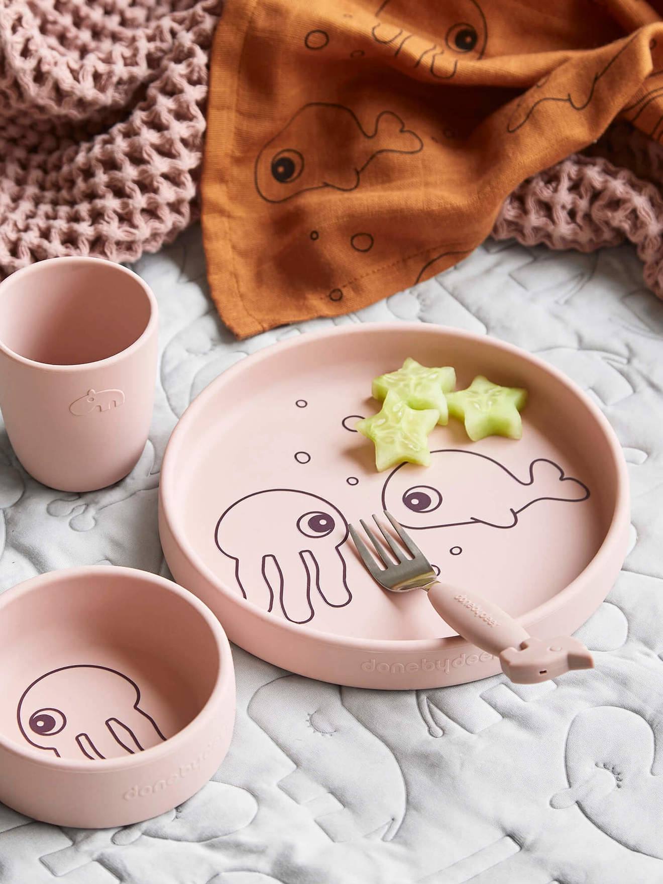 Lancheira Sea Friends da DONE BY DEER com 3 talheres, feita de silicone azul claro liso com estampas.