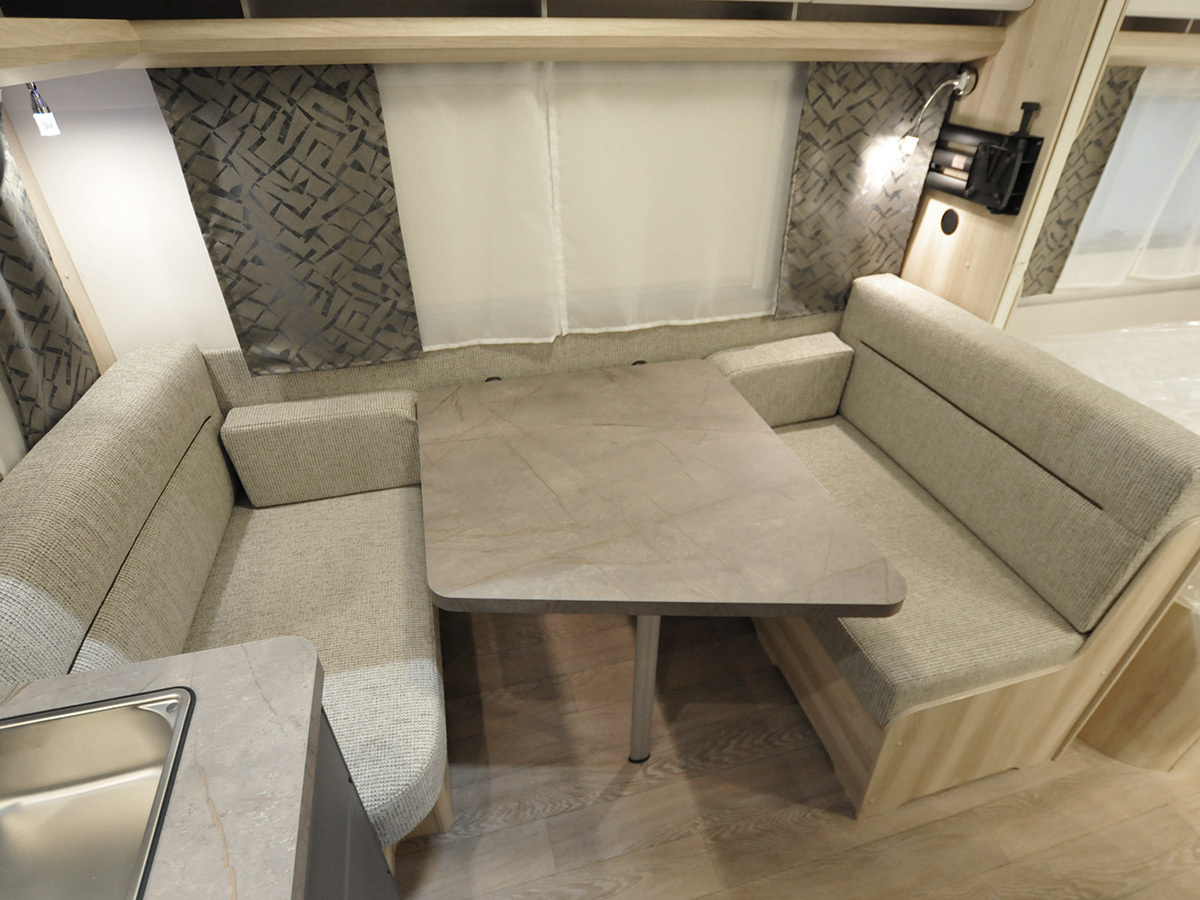 Hobby De Luxe 400 Sfe 2025 caravan
