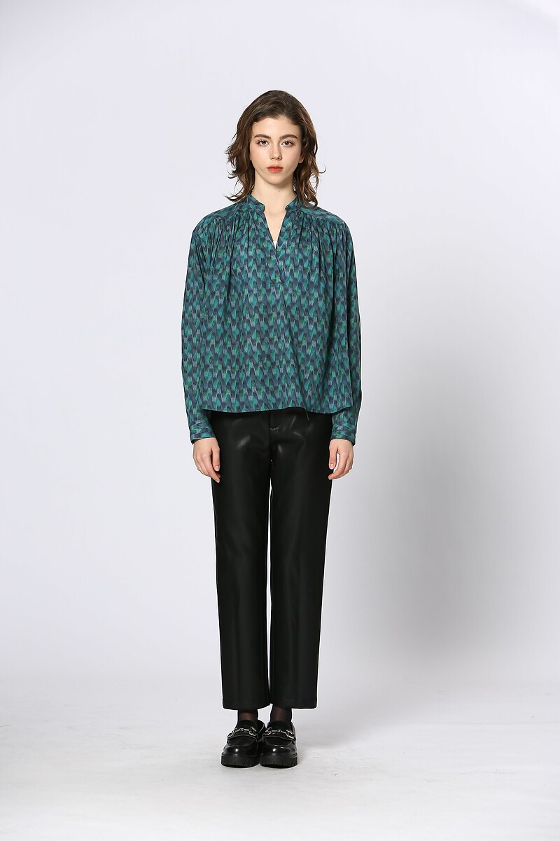 ATÉ BREVE<br>Blusa estampada com decote em V