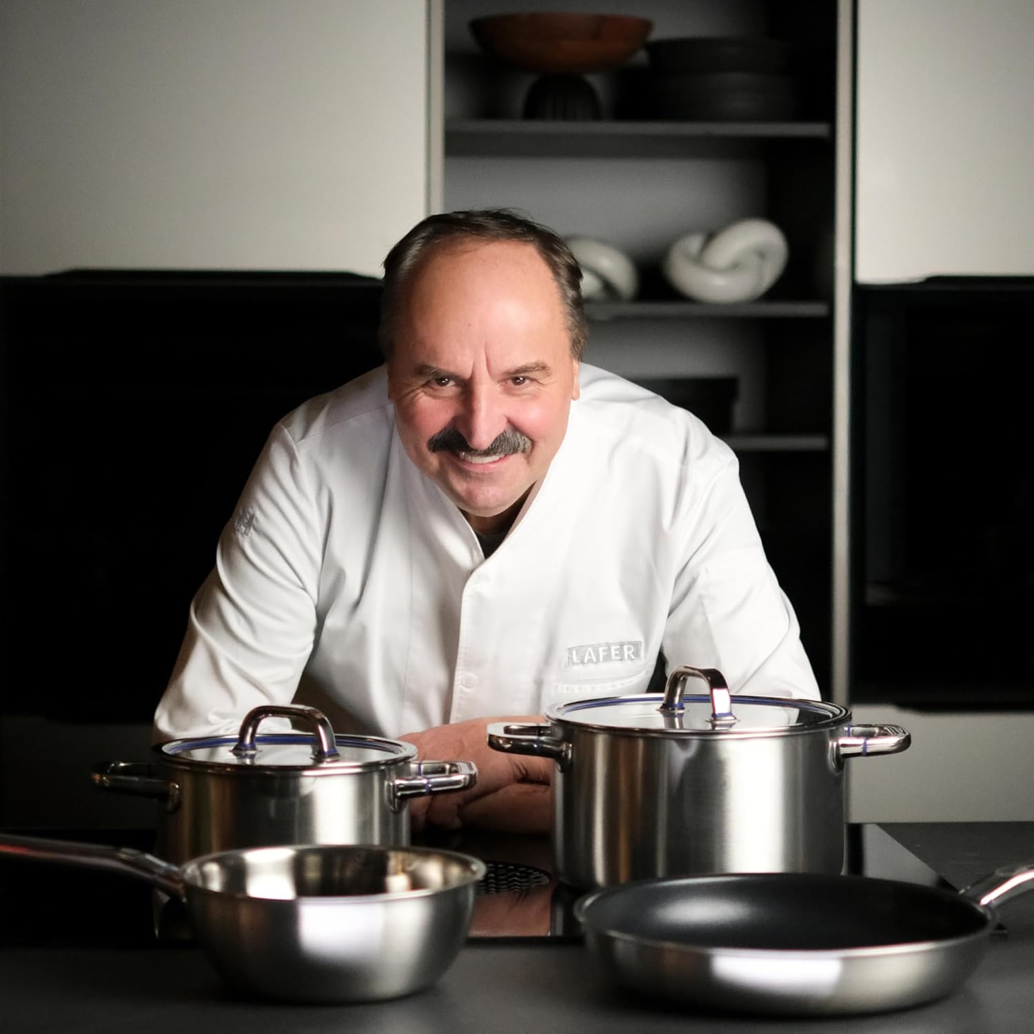 Johann Lafer - Topfset Edelstahl Kochtopf Set 4-teilig inkl. Bratpfanne 28 cm & Kochtöpfe mit Glasdeckel – Edelstahlpfanne & Kochtopf Spülmaschinenfest & für Induktion geeignet