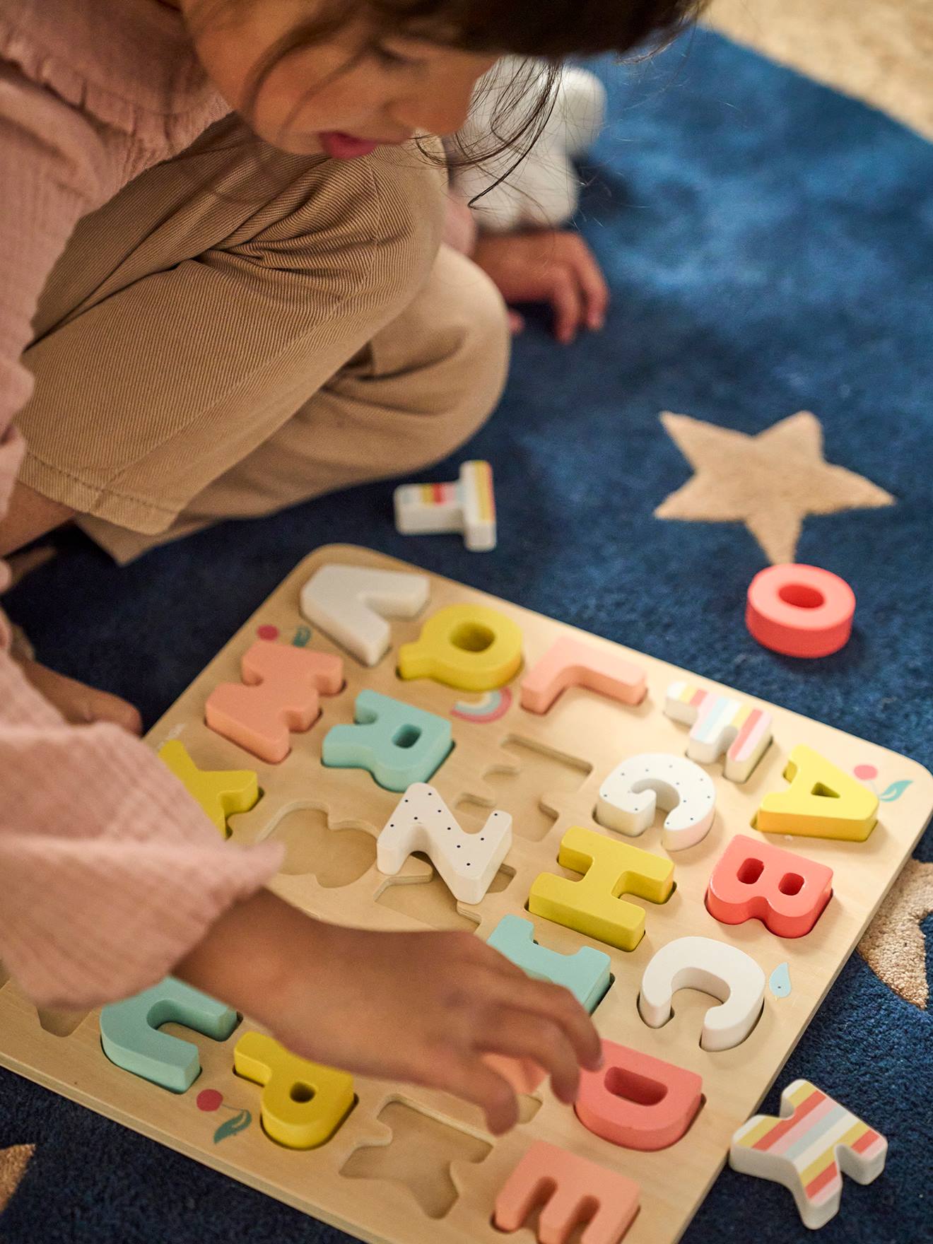 Quebra-cabeça de madeira com letras para encaixar, multicolorido