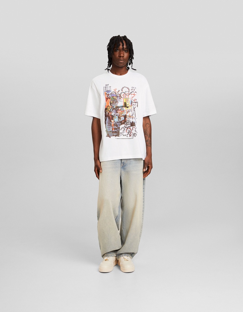 Camiseta de manga curta com modelagem quadrada e estampa inspirada em Jean-Michel Basquiat.