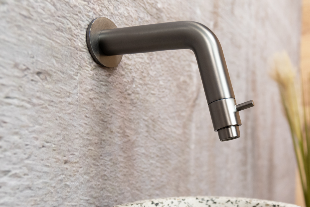 Saniclear Seba fonteinset met bruin eiken plank, zwart-witte terrazzo waskom en verouderd ijzer kraan voor in het toilet