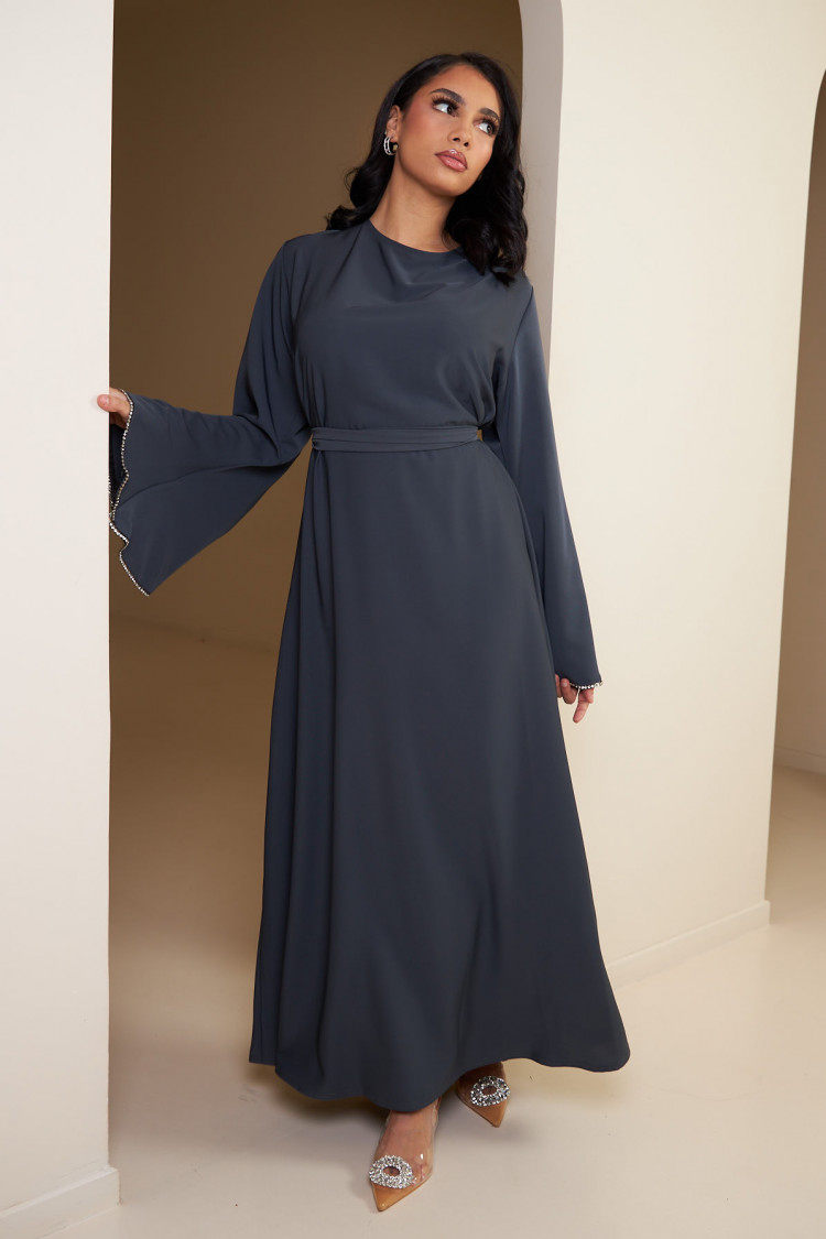 Robe grise ceinturée à perle sur les manches
