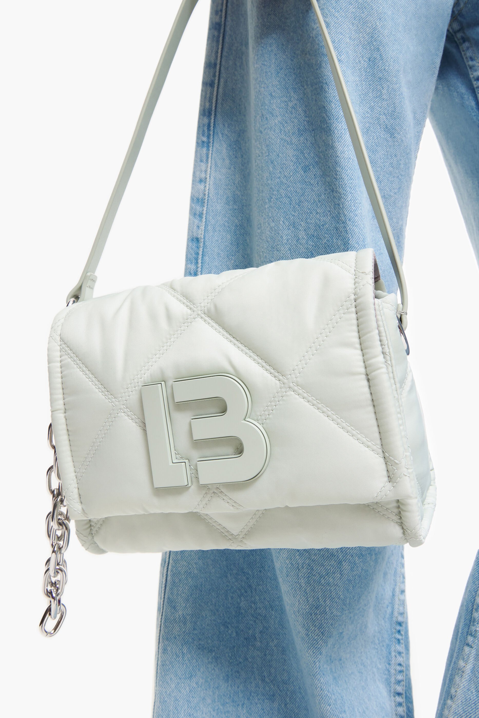 Bolsa de ombro pequena em nylon, cor sal marinho.