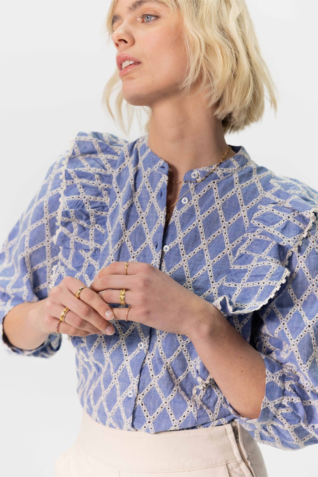 Blauwe chambray blouse met broderie en ruffles