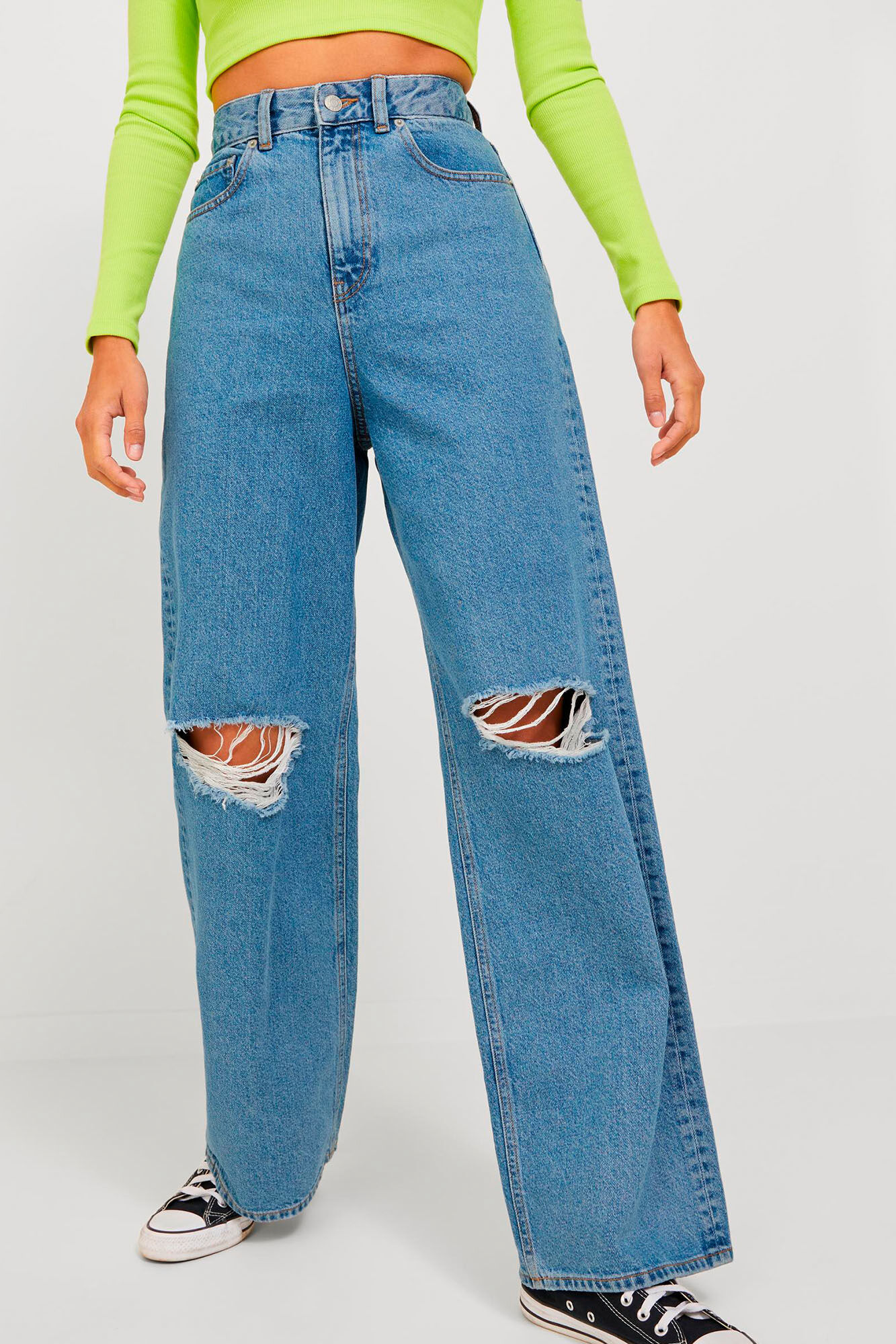 Calça jeans de perna larga com rasgos