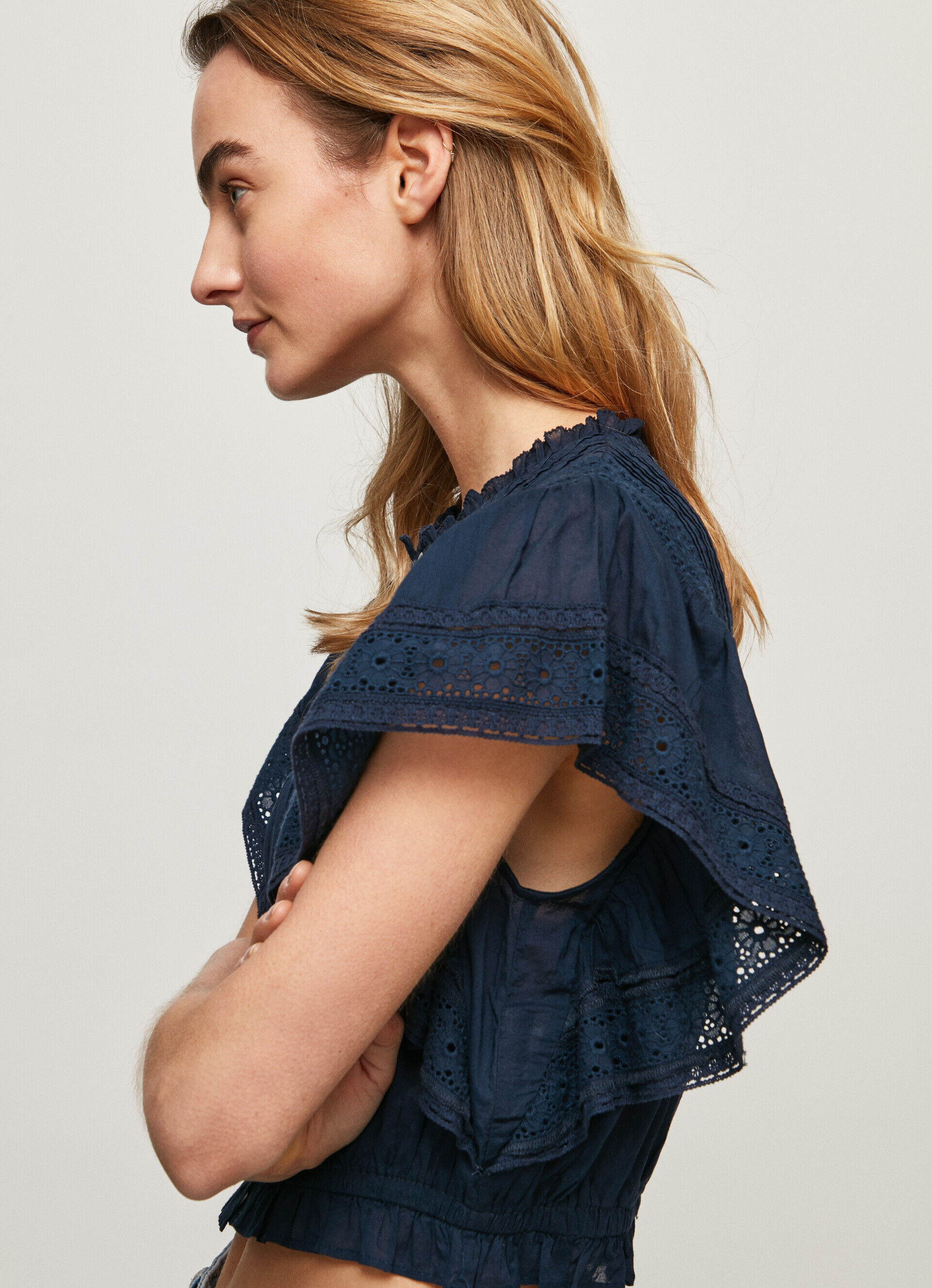 Blusa de algodão com detalhes vazados - azul dulwich