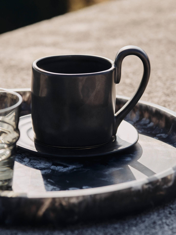 Ferm Living Flow mok met schotel Black
