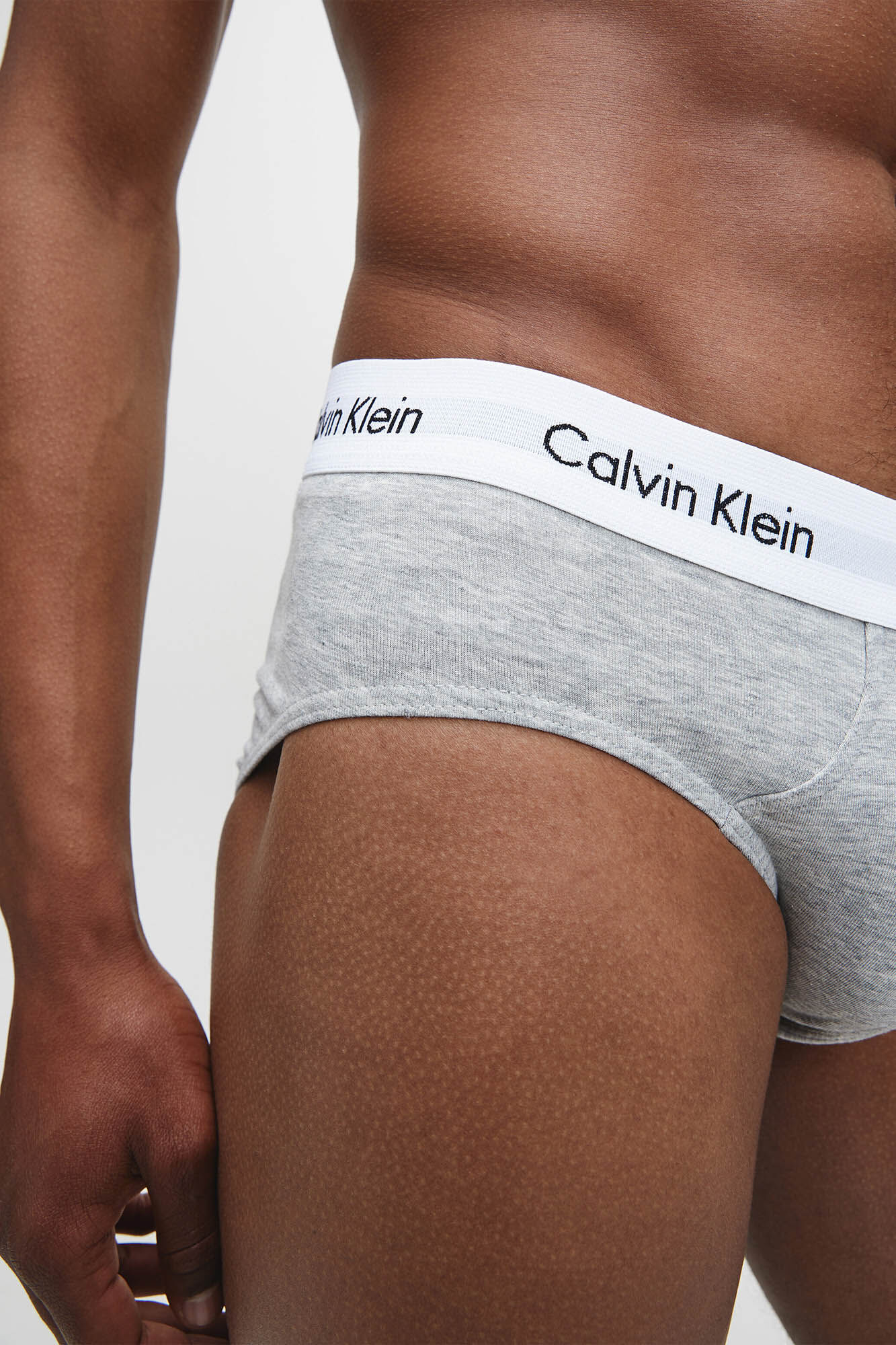 Cuecas Calvin Klein de algodão, pacote com 3 unidades e cós elástico.