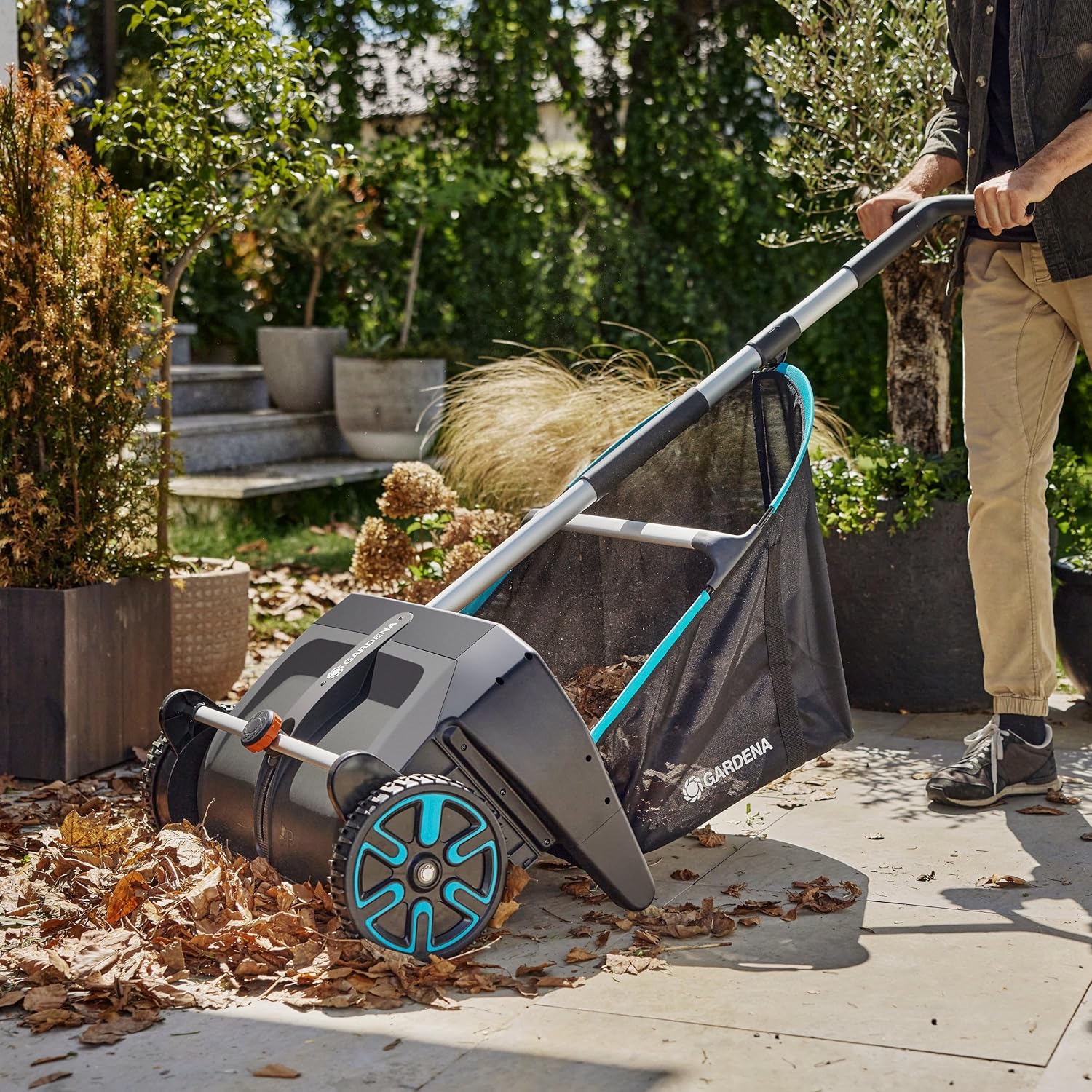Gardena Laub- und Rasensammler für Rasen und Terrassen Garden Helpers: Geeignet für Rasen und Terrasse, Einfacher Tausch der Bürsten, Effektives Rasensammeln, Ergonomisch geformt (3566-20)