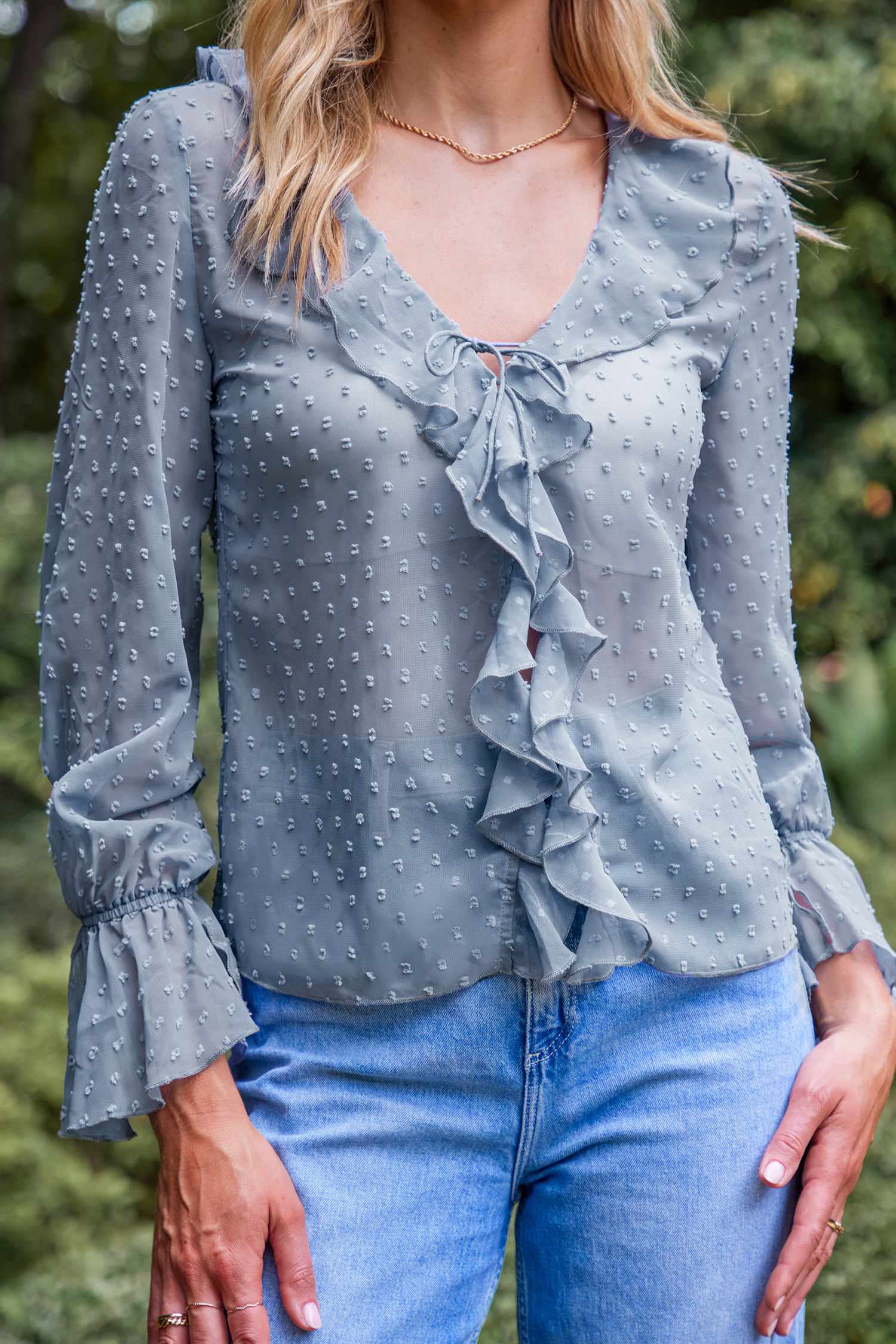 Blouse bleu clair à manches blouson et volants à pois