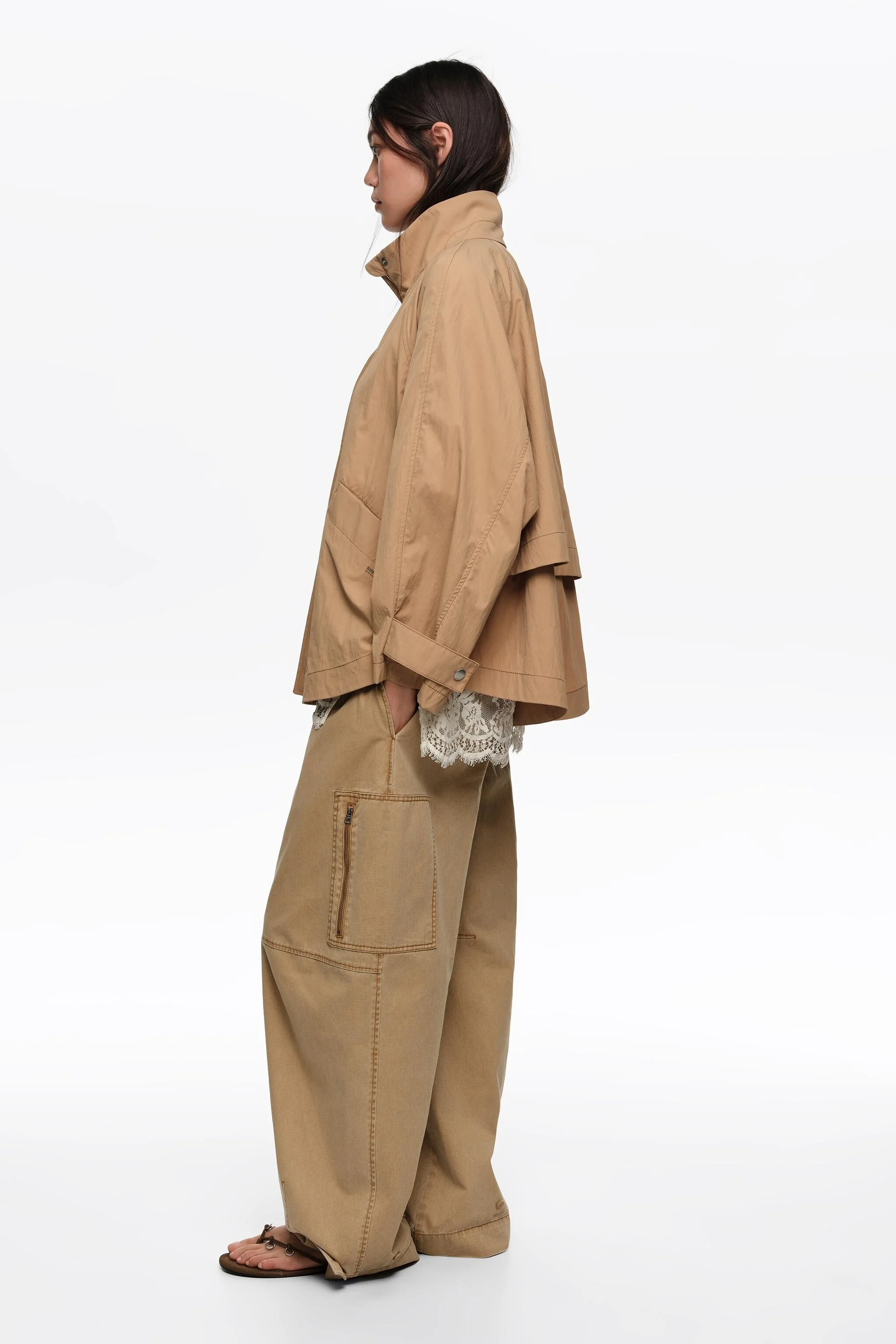 Trench coat curto, cor camelo, gola alta