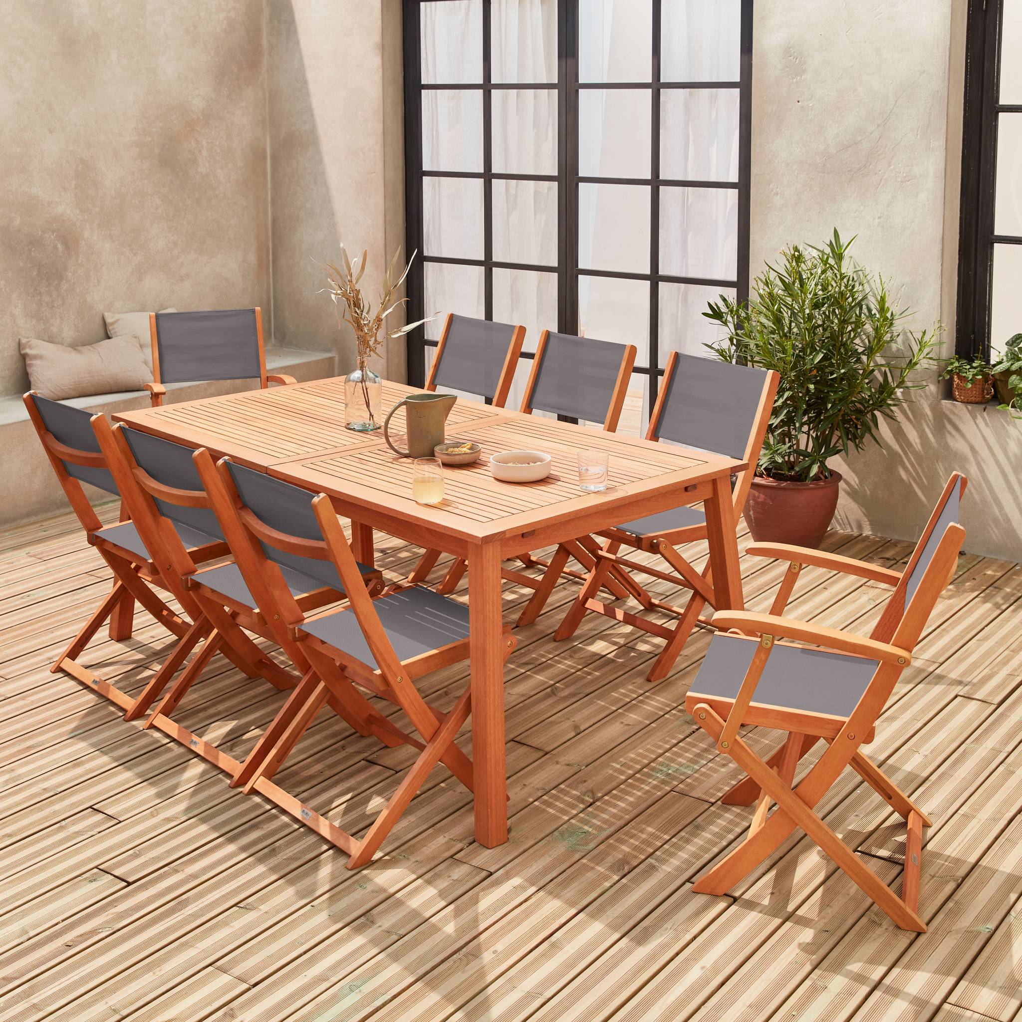 sweeek - Uitschuifbare houten tuintafel, 8 stoelen