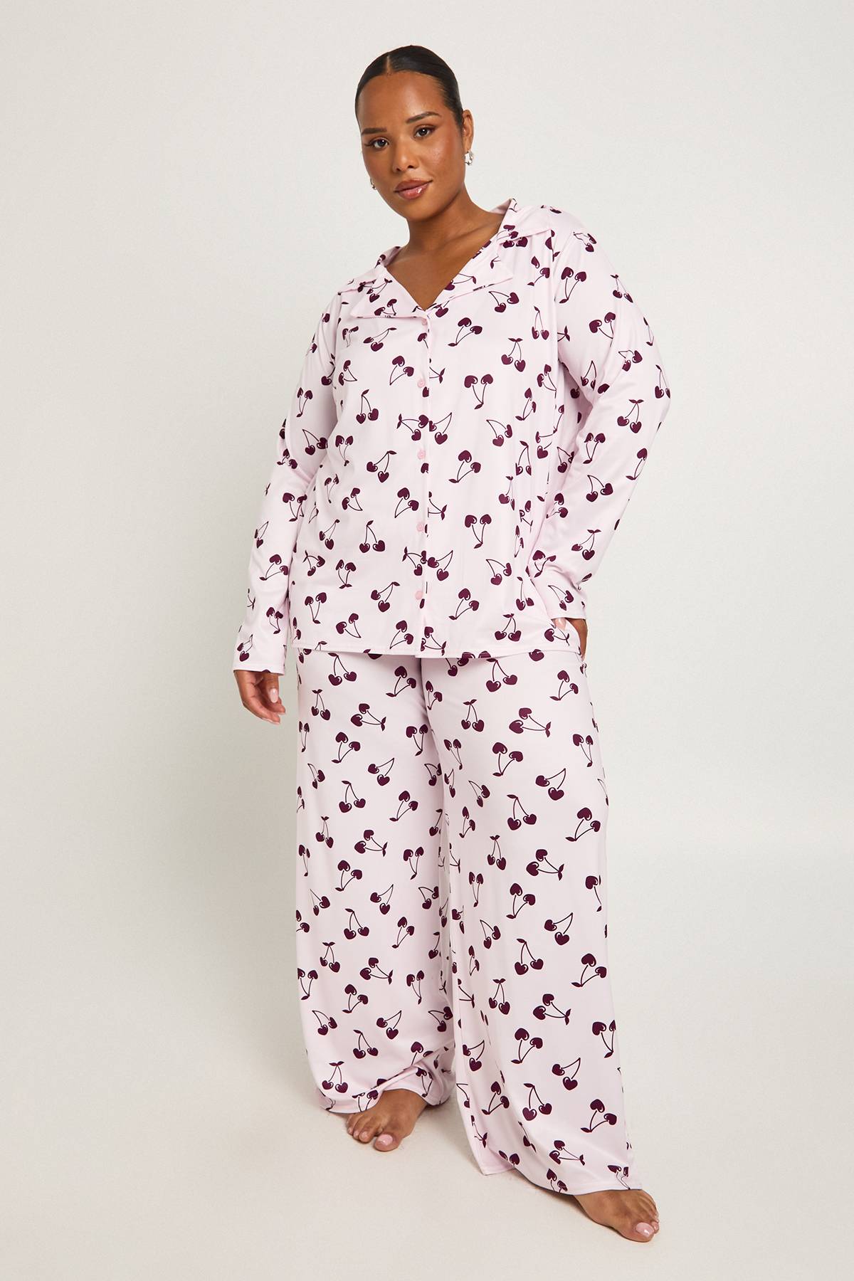boohoo Ensemble de pyjama Plus imprimé cerise à manches longues et pantalon