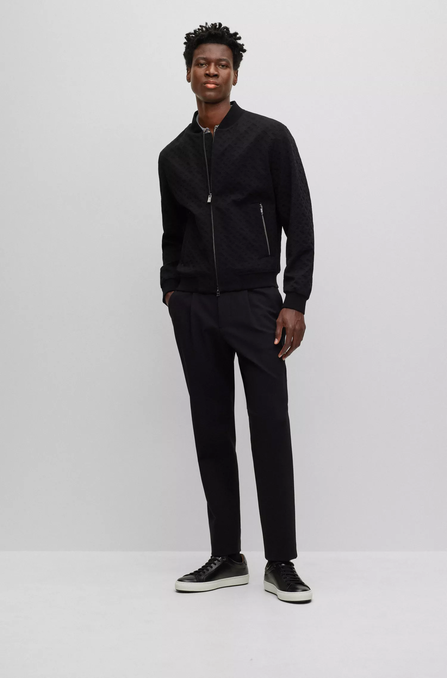 Jaqueta BOSS preta de corte slim em tecido elástico com jacquard de monograma.