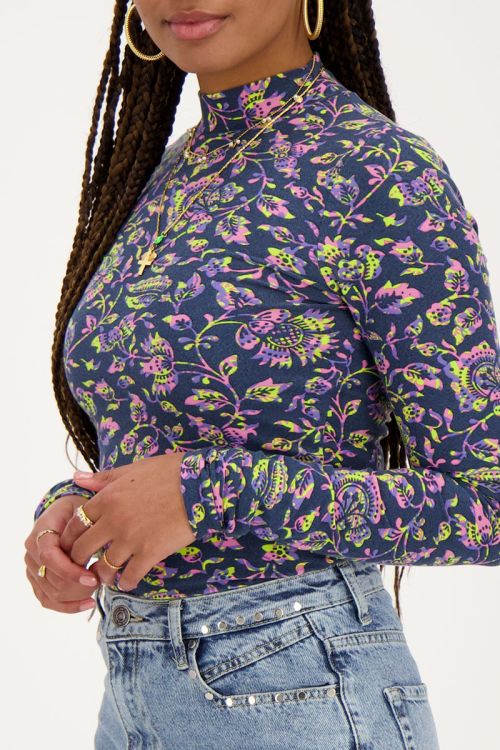 Donkerblauwe top met col en paisley print