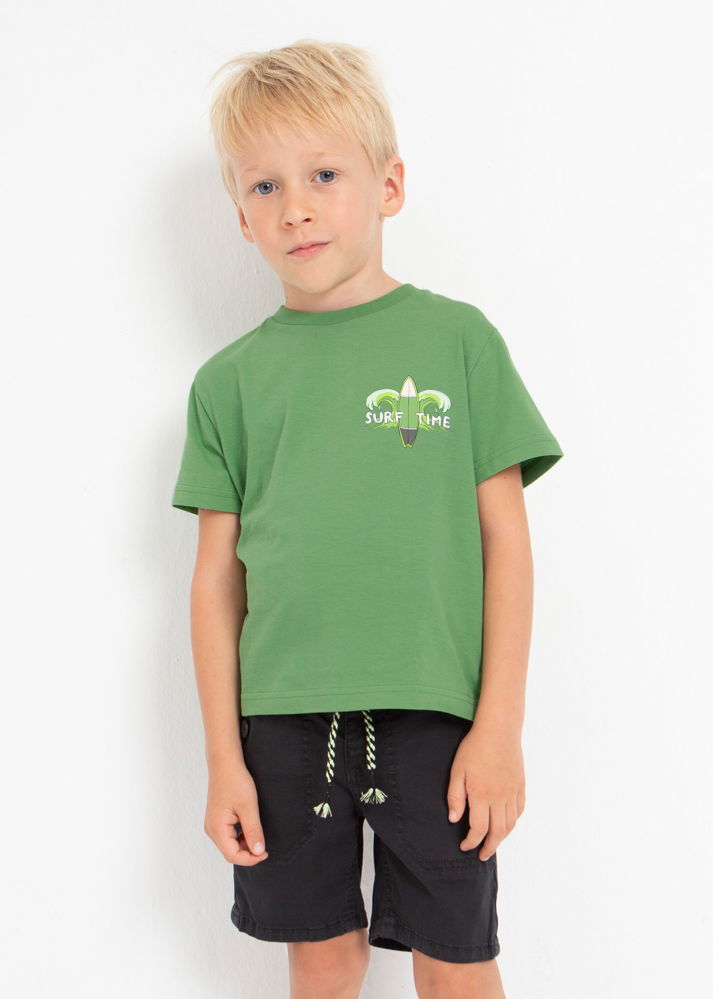 Camiseta infantil masculina em algodão sustentável com estampa.