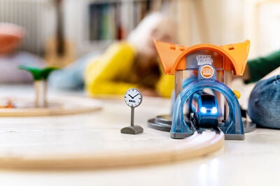 BRIO 33973 Smart Tech Togstasjon med Interaktive Funksjoner