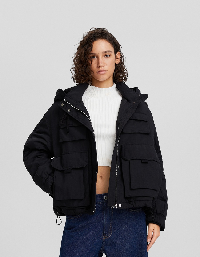 Jaqueta parka curta com vários bolsos em mistura de nylon