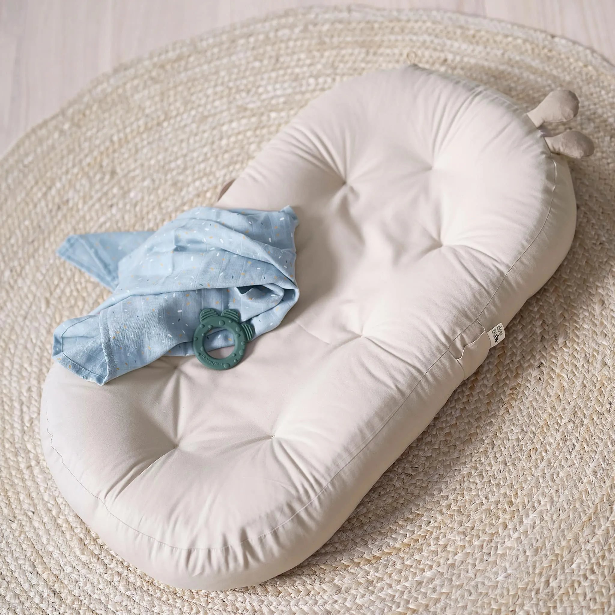 Done by Deer Coussin pour Bébé avec Arche d'Activité - Sable