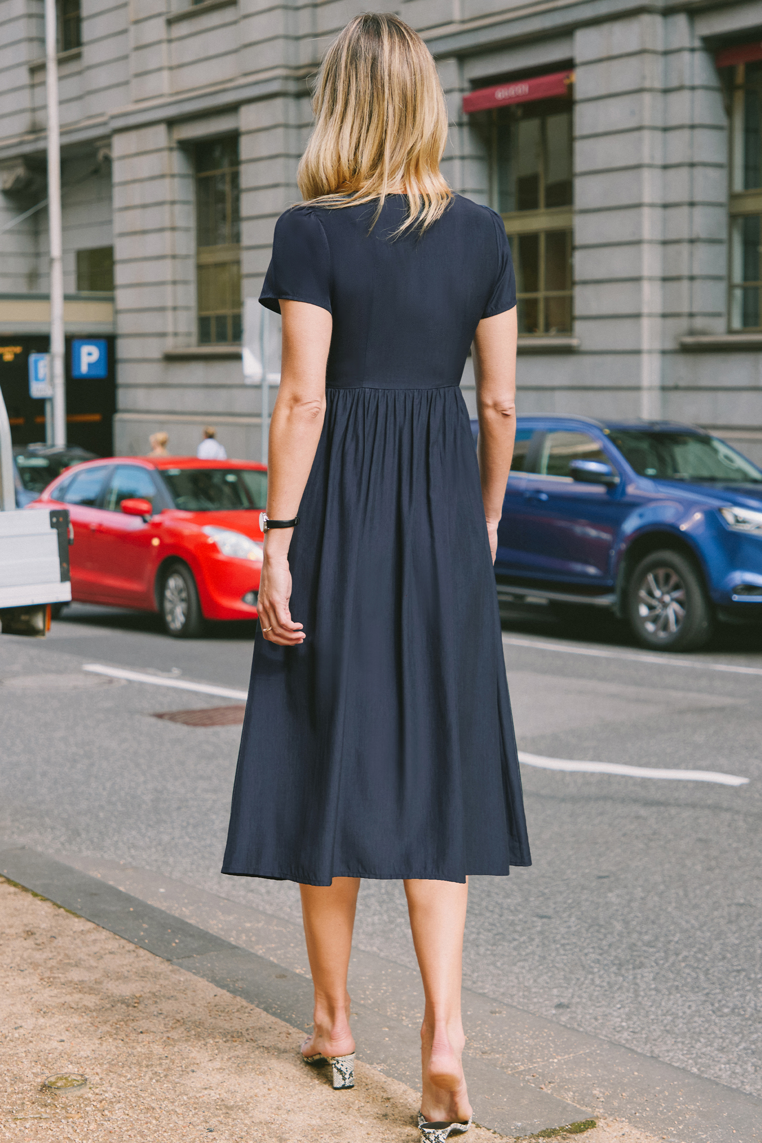 Robe midi à manches courtes et boutons sur le devant noire