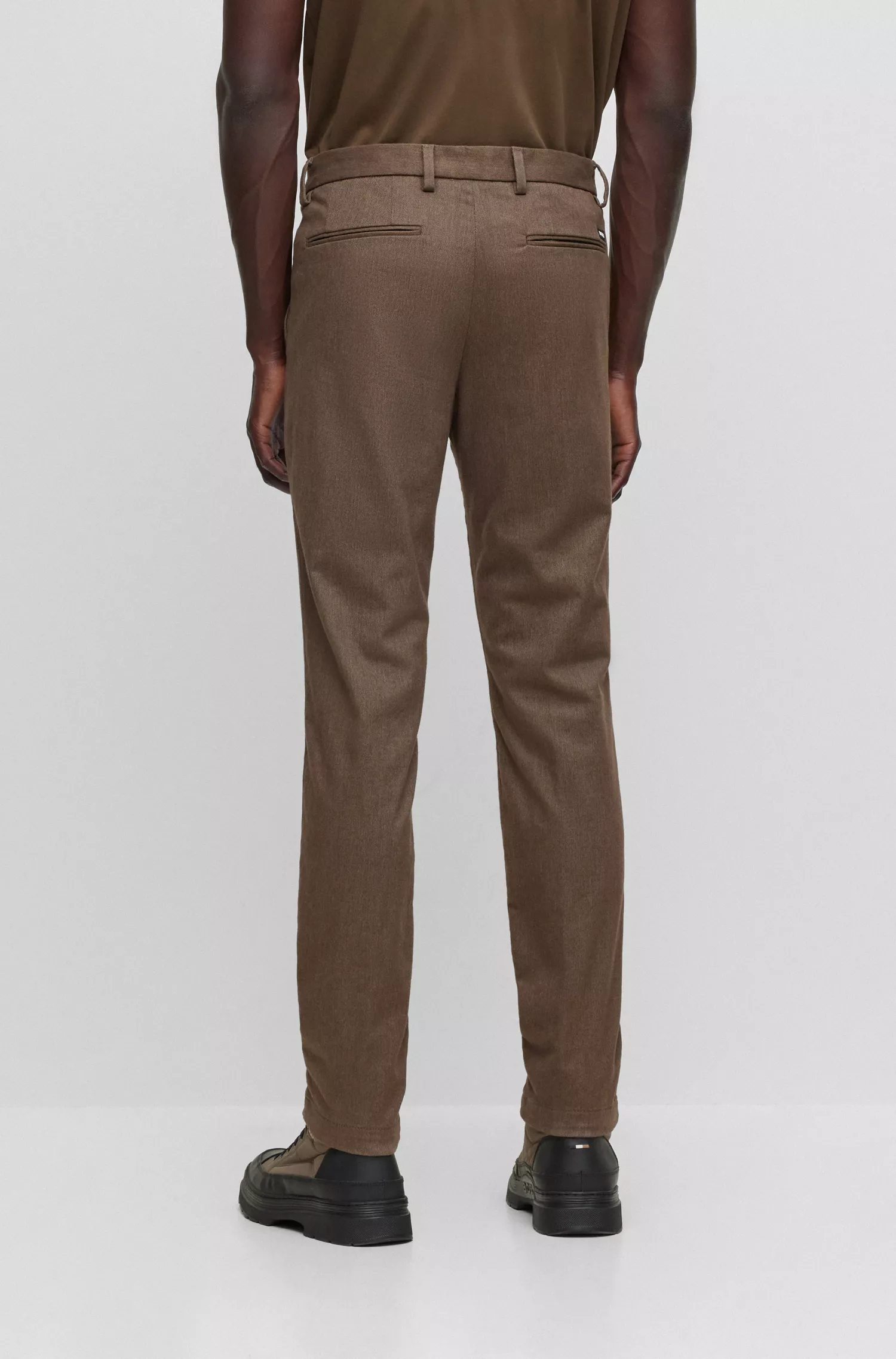 Calça chino BOSS preta, corte slim, em tecido mesclado de algodão com elastano.