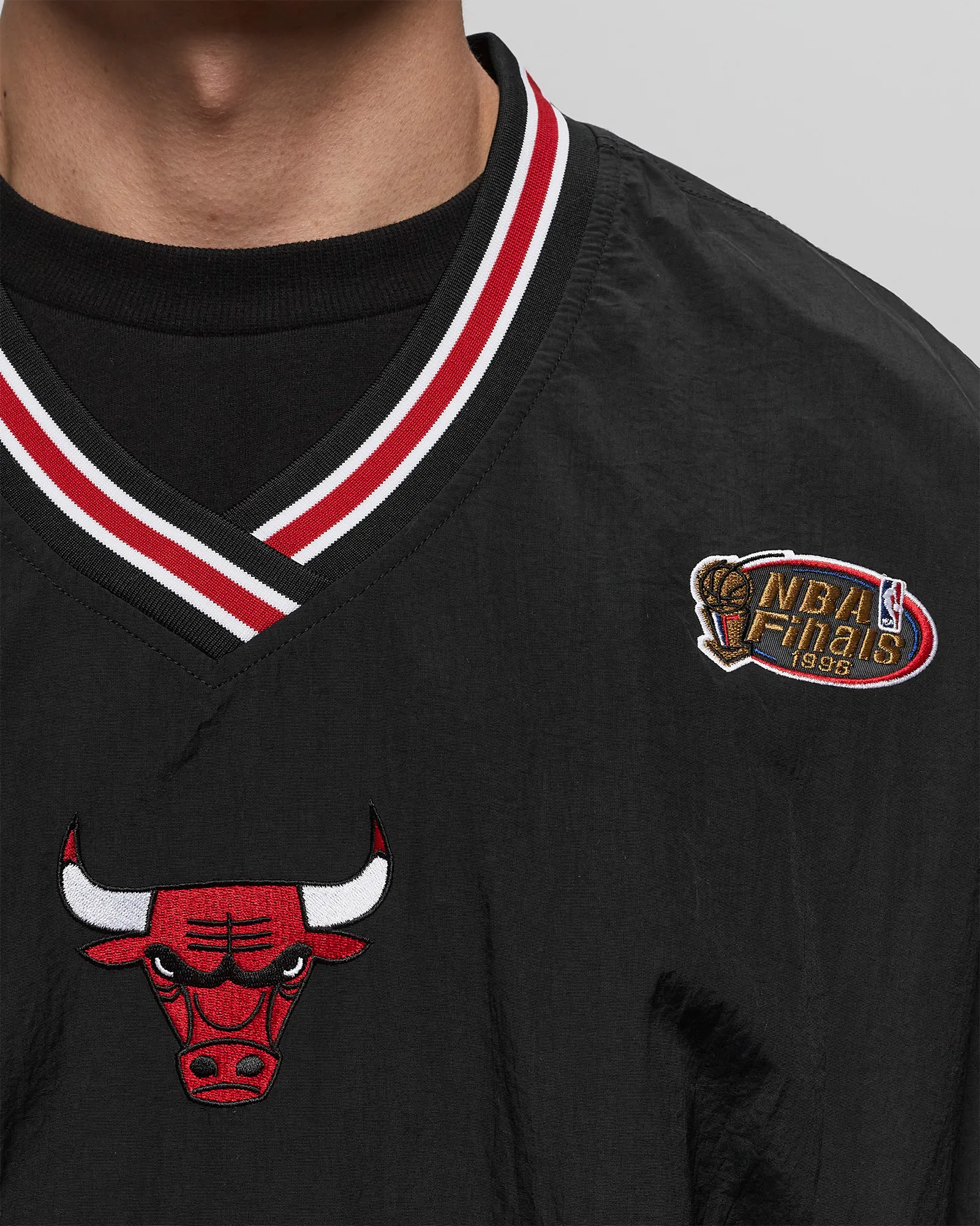Mitchell & Ness NBA CLASSIC NYLON PULLOVER VINTAGE LOGO CHICAGO BULLS