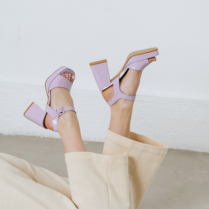 Sandales à brides et plateformes  en vernis lilas