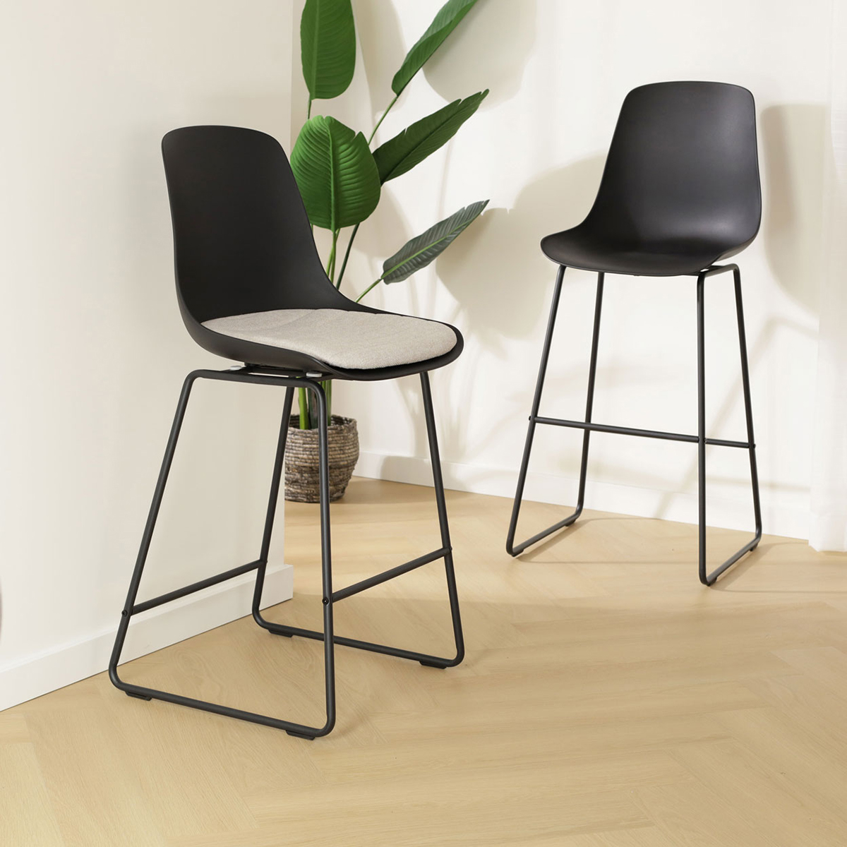 Nino-Liv barkruk zwart met beige zitkussen - zwart onderstel - 75 cm