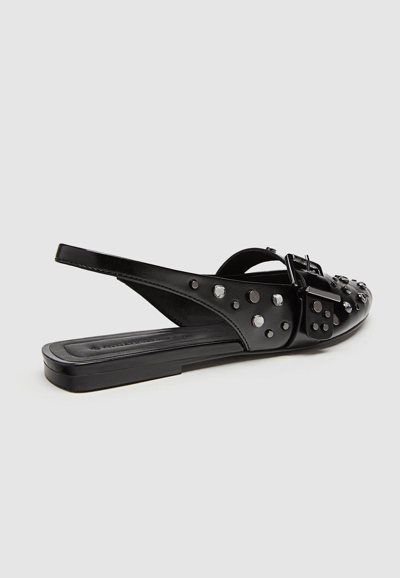 Sapatos baixos com detalhes de fivela