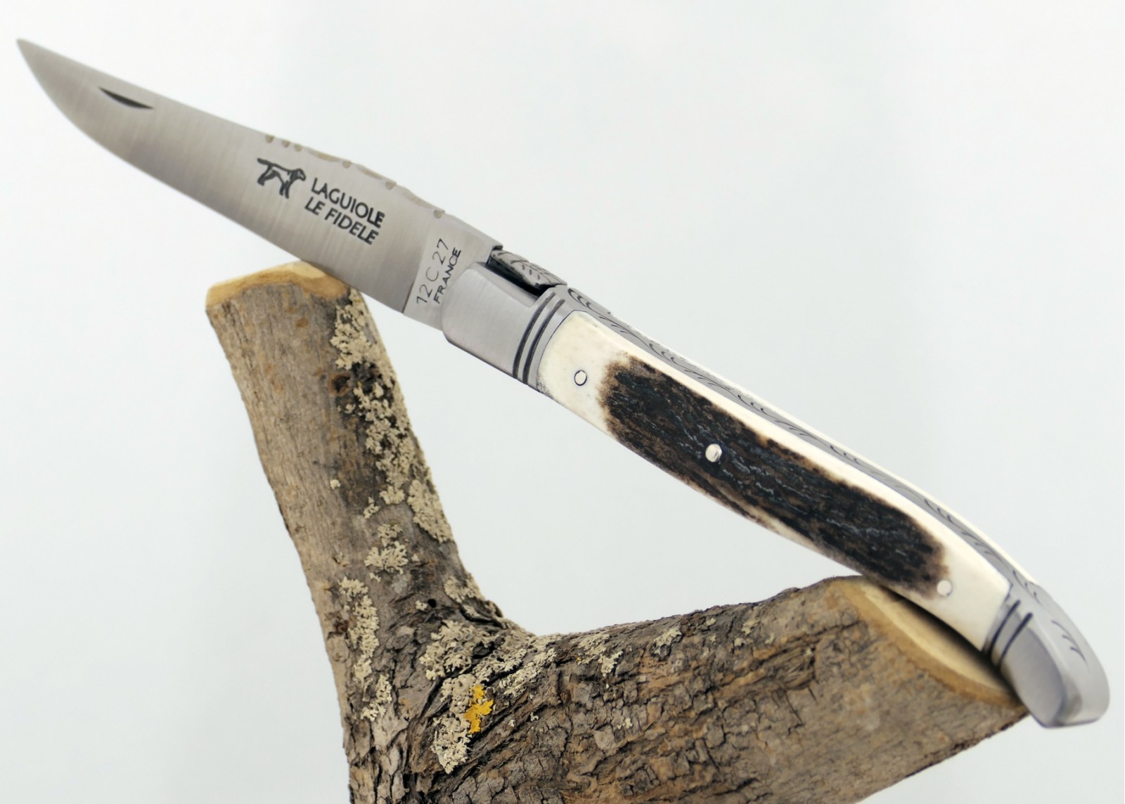 Couteau Laguiole avec un manche en bois de cerf et 2 mitres en acier inoxydable