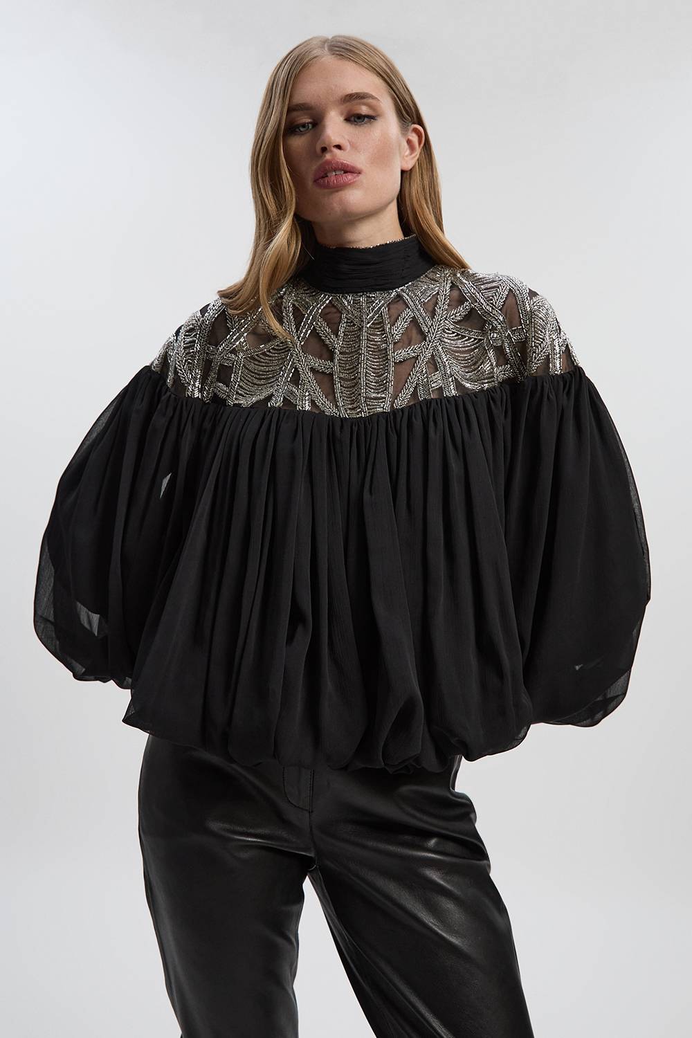KarenMillen Blouse Dramatique Tissée à Détail Cape Ajourée Ornée de Cristaux