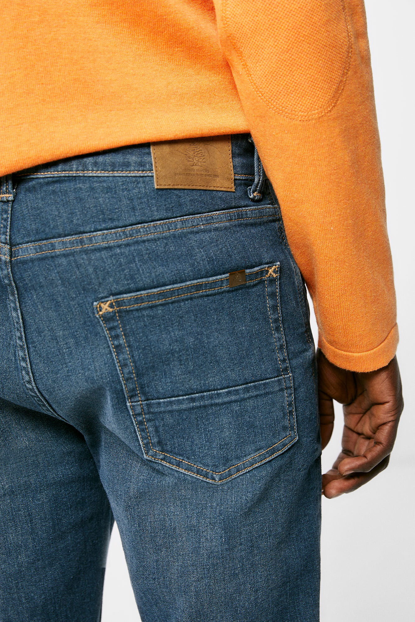 Calça jeans slim, azul-esverdeada clara, lavagem média escura.
