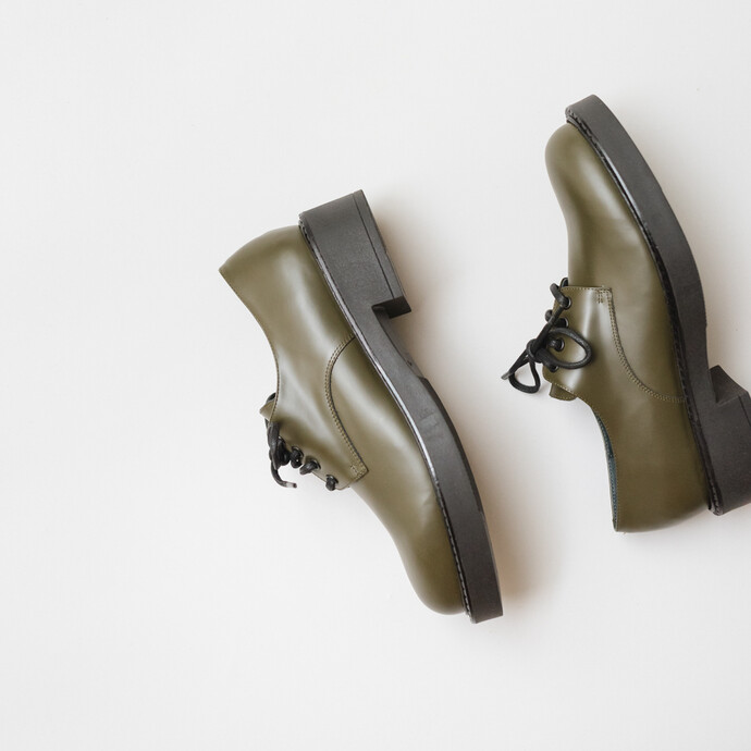 Derbies à lacets et semelles épaisses  en cuir glacé kaki