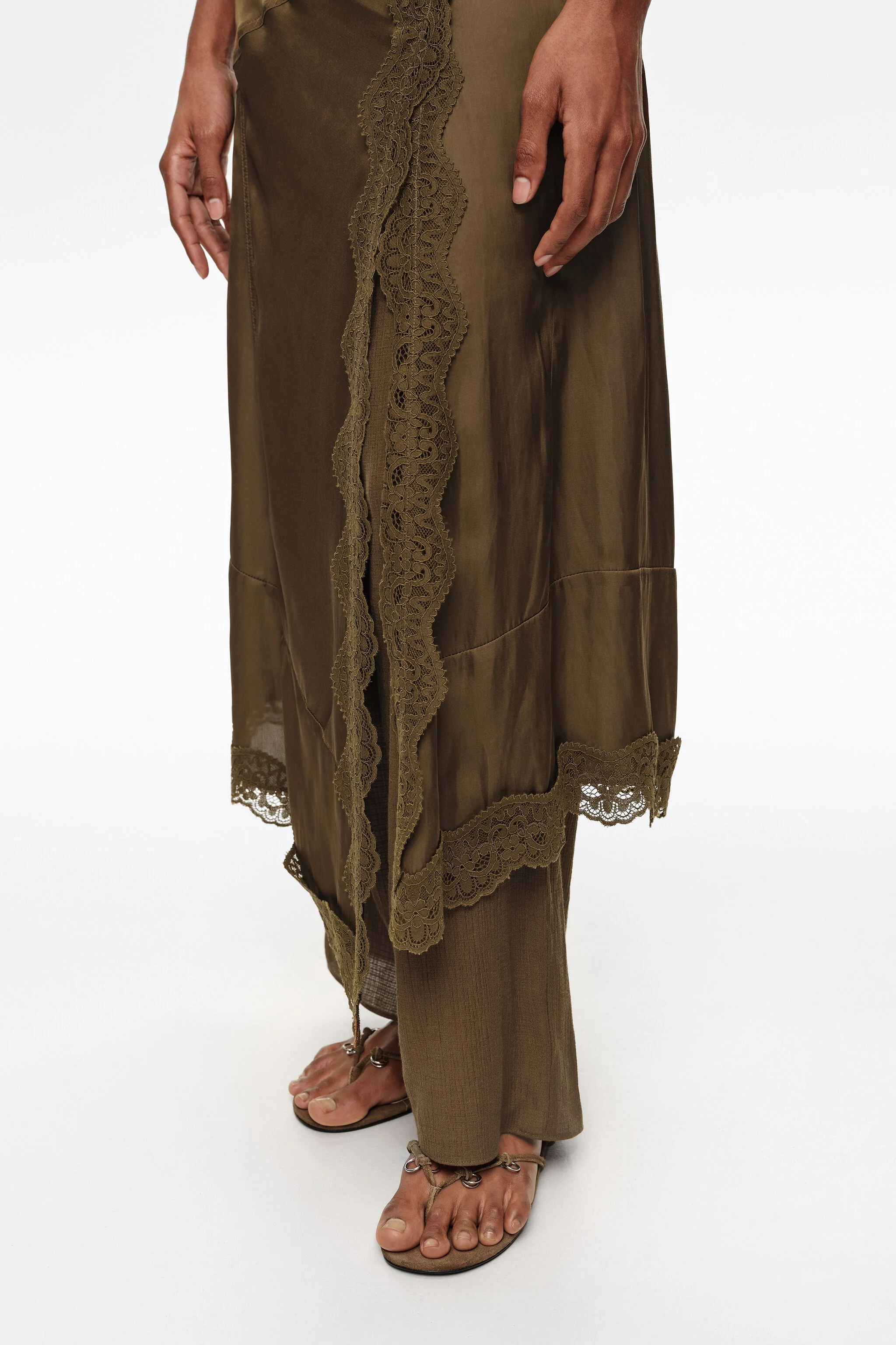 Saia-calça de renda de viscose verde-oliva escuro